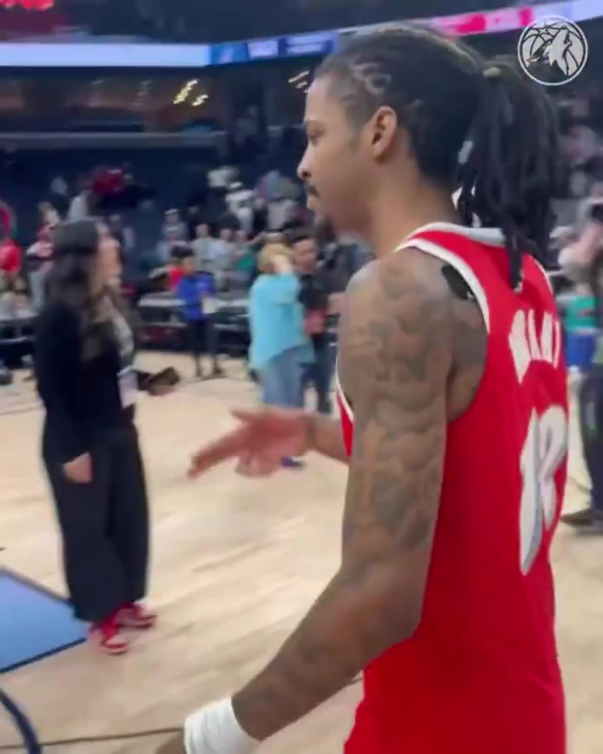 笑死！莫蘭特賽后與華子握手，竟然也是比出“手槍”的手勢(shì)