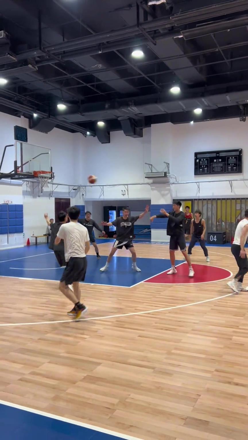 對(duì)手回家后：老婆，我今天在野球場(chǎng)匹配到巔峰馬刺隊(duì)了！