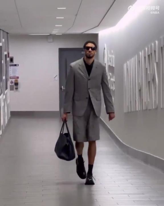 時(shí)尚潮男！哈利今日一身灰西裝短褲墨鏡搭配入場(chǎng) 腿真細(xì)！