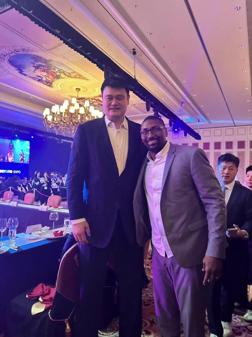 阿泰斯特曬與姚明合照：這是我最喜歡的隊(duì)友 姚！！