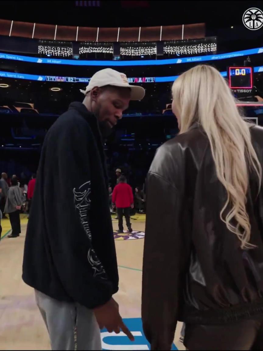 小帥這氣質(zhì)！杜蘭特與庫(kù)里教妹布林克擁抱，眼睛好像一直偷瞟布林克大長(zhǎng)腿