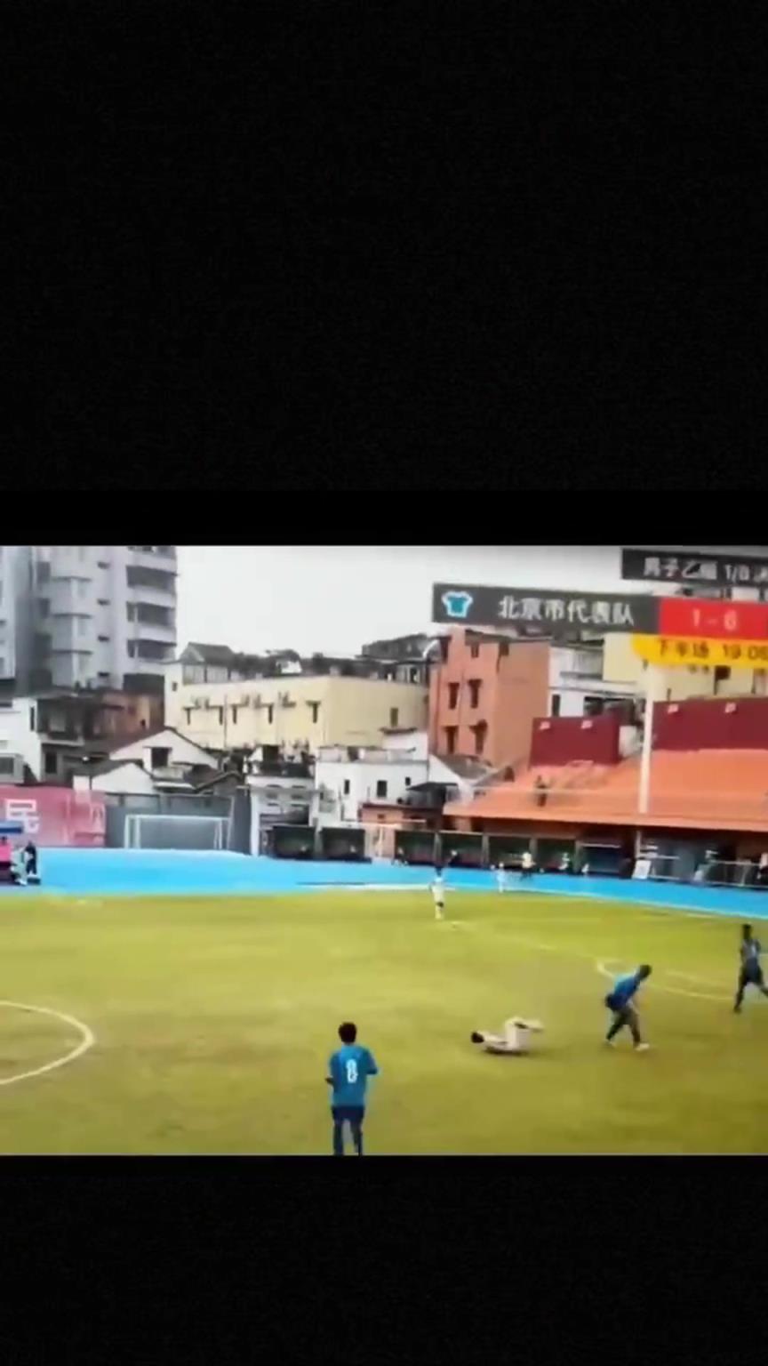 太可怕了！全運會驚現(xiàn)殺人足球，球員將對手直接踢骨折