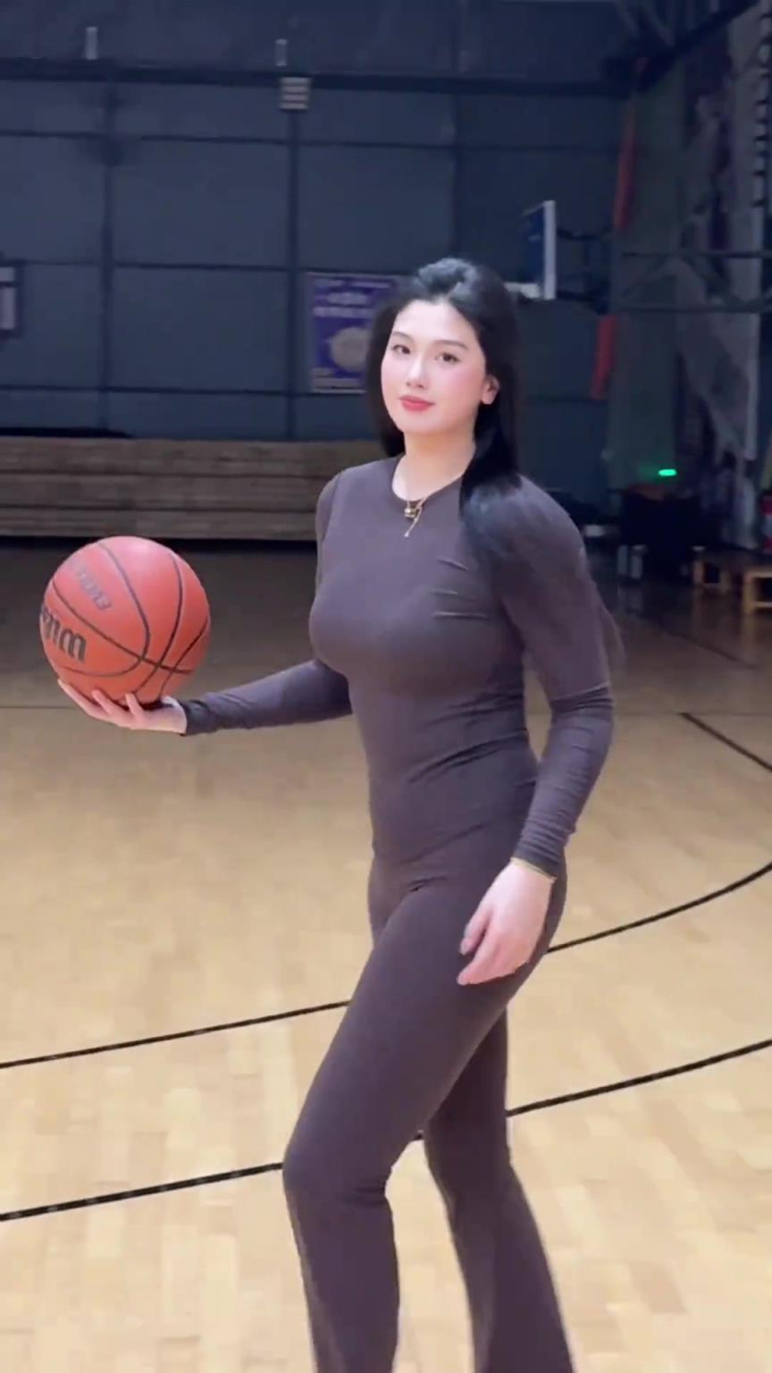 低配版卡戴珊！野球場肘姐這身材，懂的吧友都懂！