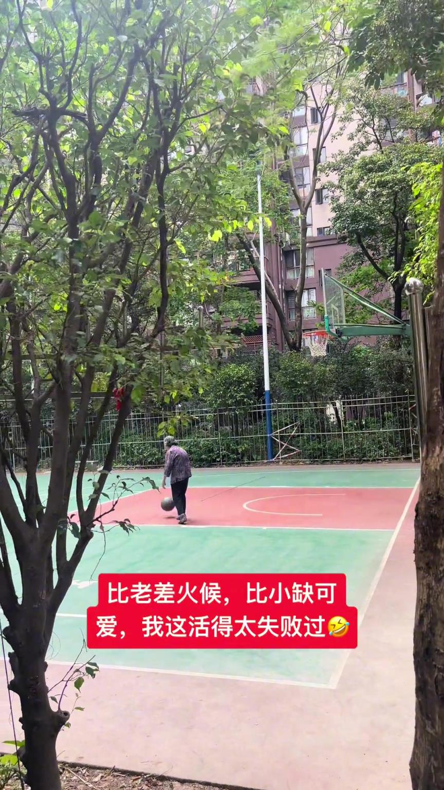 這阿婆單手一投一個準，姜還是老的辣