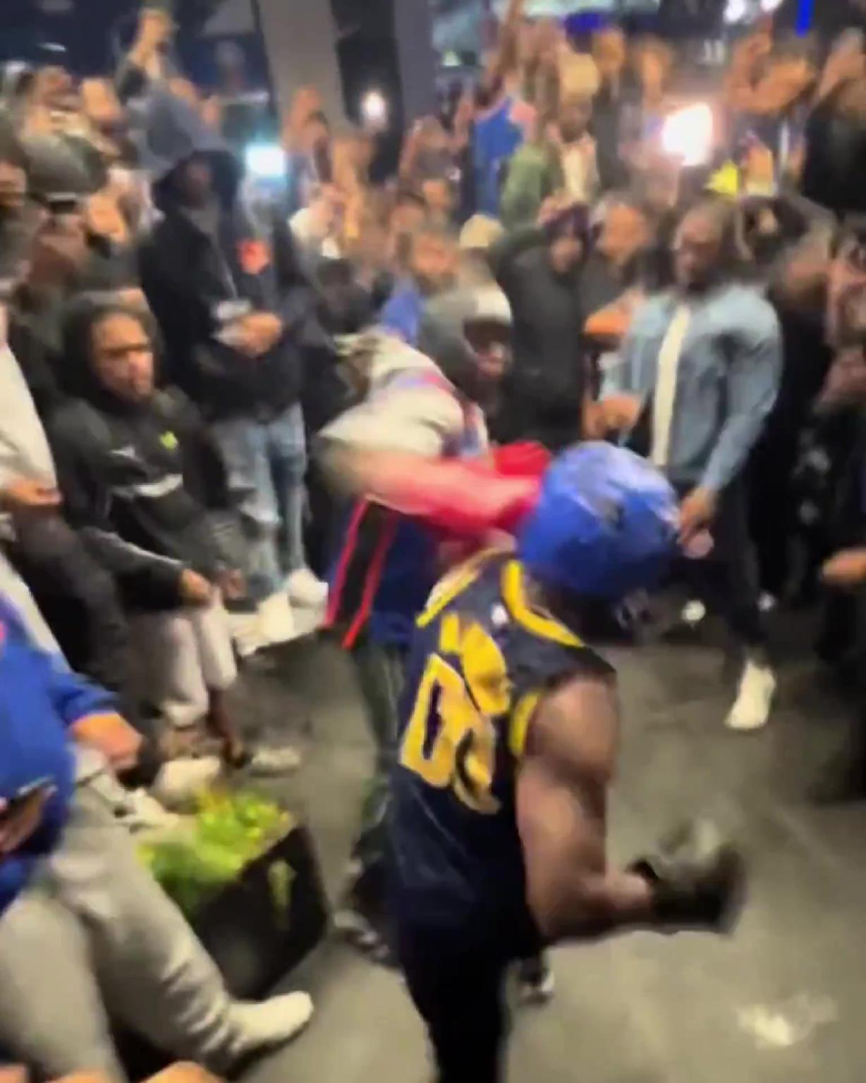 這不比場上好看？尼克斯&步行者球迷賽后直接1v1拳擊