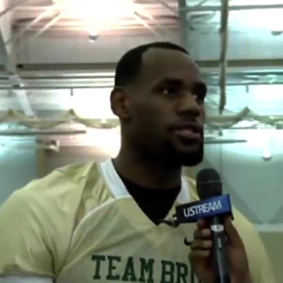 哥兩個還會這個??？11年NBA停擺期間老詹和阿杜組隊玩橄欖球