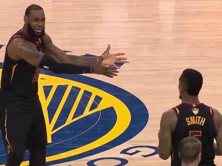 名場面！JR搶下關(guān)鍵籃板沒看表，老詹質(zhì)問JR為何傳球