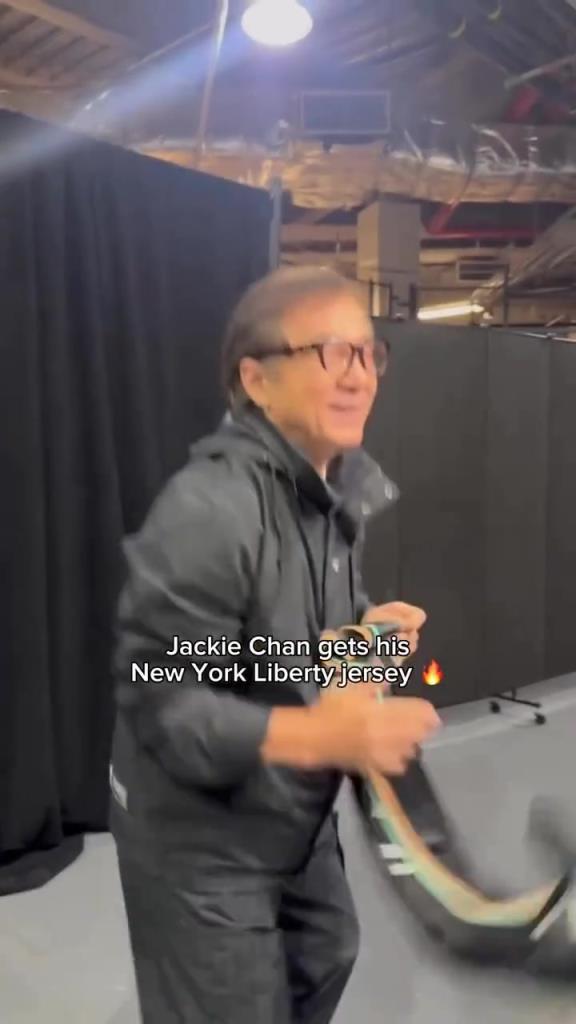 肌肉記憶！成龍這幾下空氣運(yùn)球像是進(jìn)了家具城