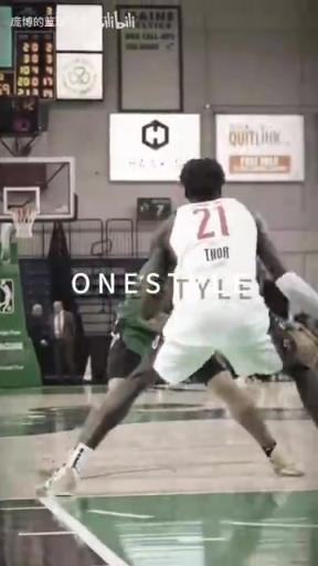 正統(tǒng)美式后衛(wèi)！JD戴維森炒菜后低手合球，對(duì)抗上籃打進(jìn)！
