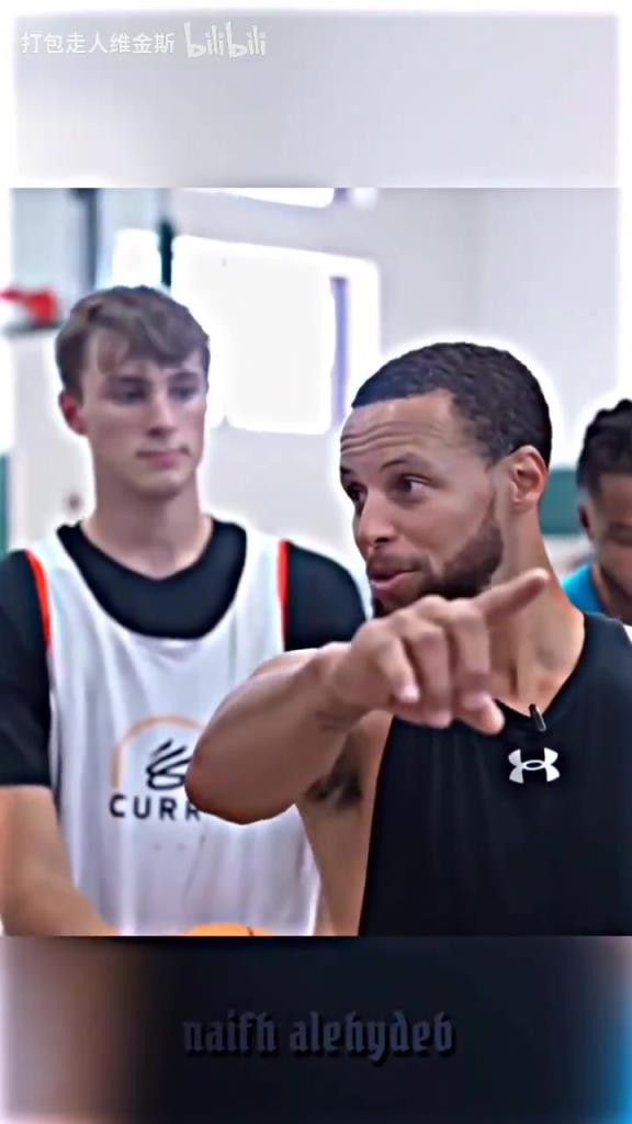 庫(kù)里：其實(shí)這個(gè)暴扣是我教的！當(dāng)弗拉格出現(xiàn)在庫(kù)里的訓(xùn)練營(yíng)！