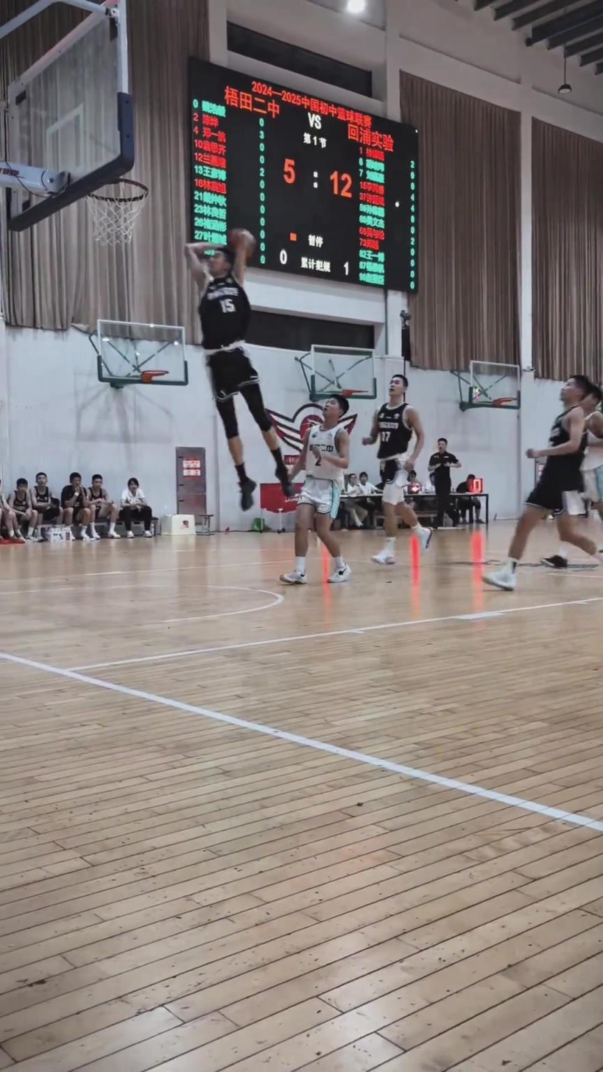 起來(lái)就扣??！現(xiàn)在的初中生都這么打球的嗎