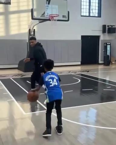 交易價(jià)值急劇下降！字母哥和小球迷單挑被當(dāng)面絕殺