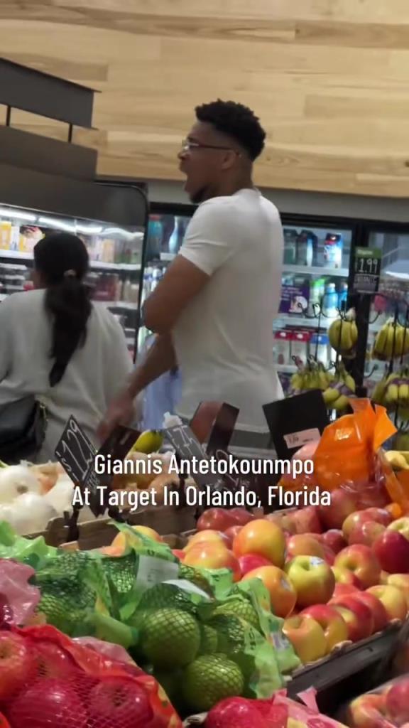 好男人?。∽帜父缭趭W蘭多度假 陪妻子一起逛超市