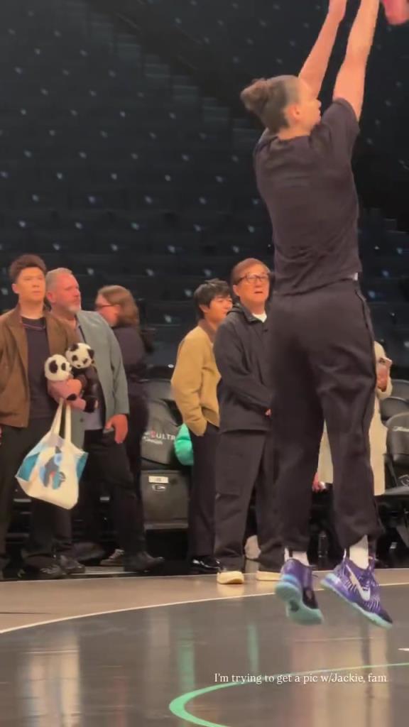 71歲成龍現身巴克萊中心看女籃比賽：她們投籃怎么那么準?。?！